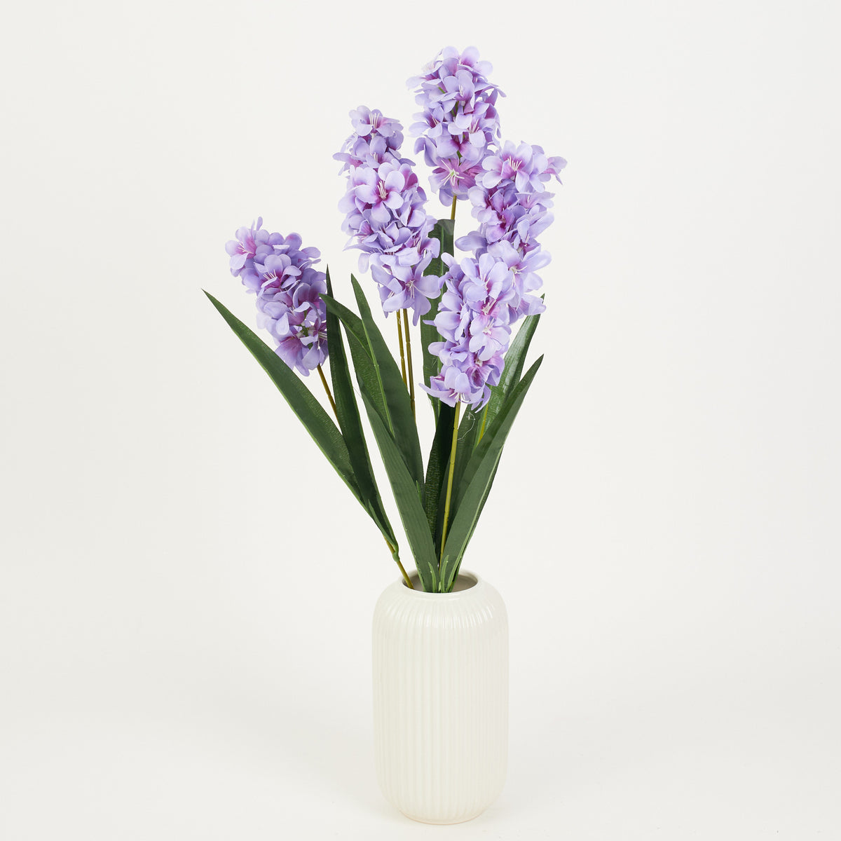 Vaalea violetti tekohyasintin kimppu